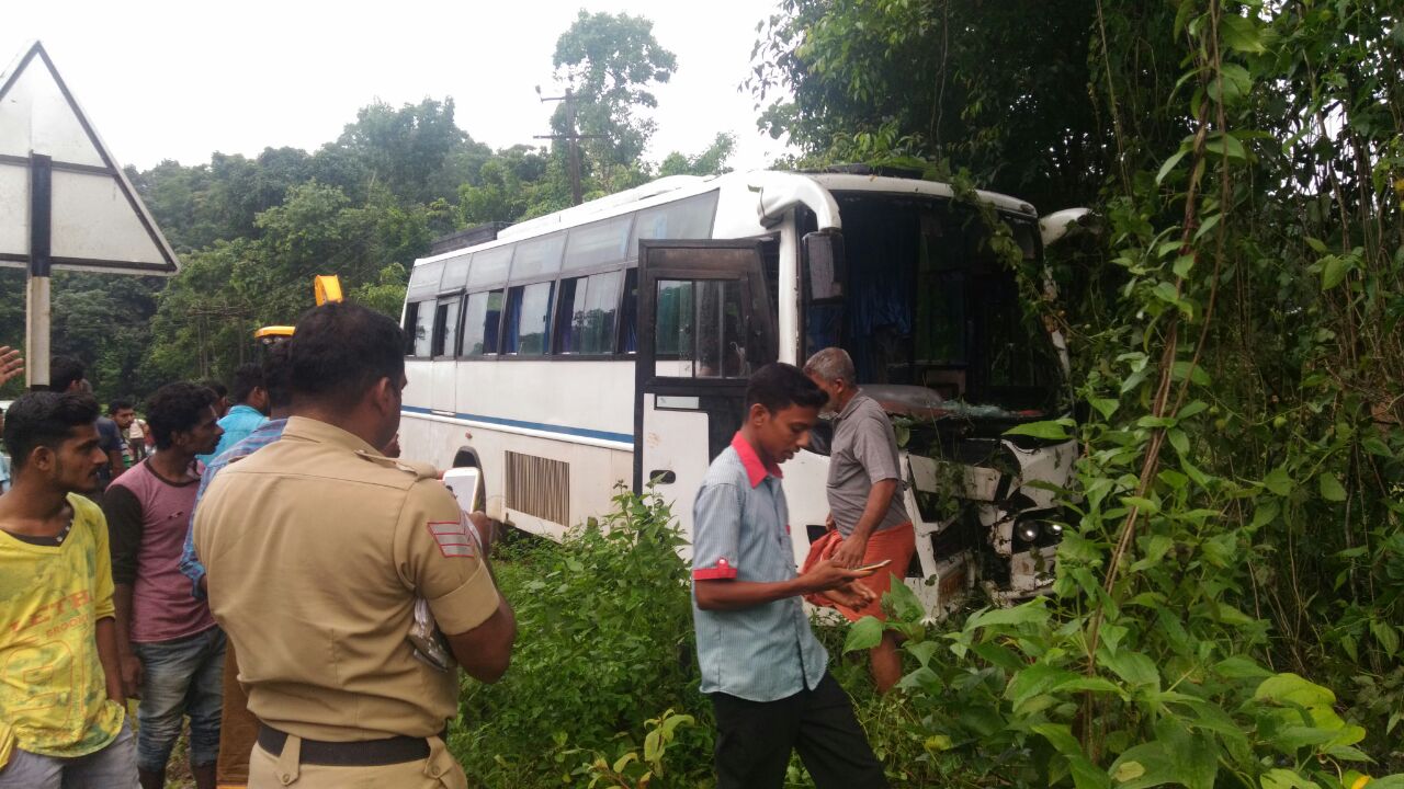 ನೂಜಿಬಾಳ್ತಿಲ: ನಿಯಂತ್ರಣ ತಪ್ಪಿದ ಬಸ್ ಮರಕ್ಕೆ ಢಿಕ್ಕಿ