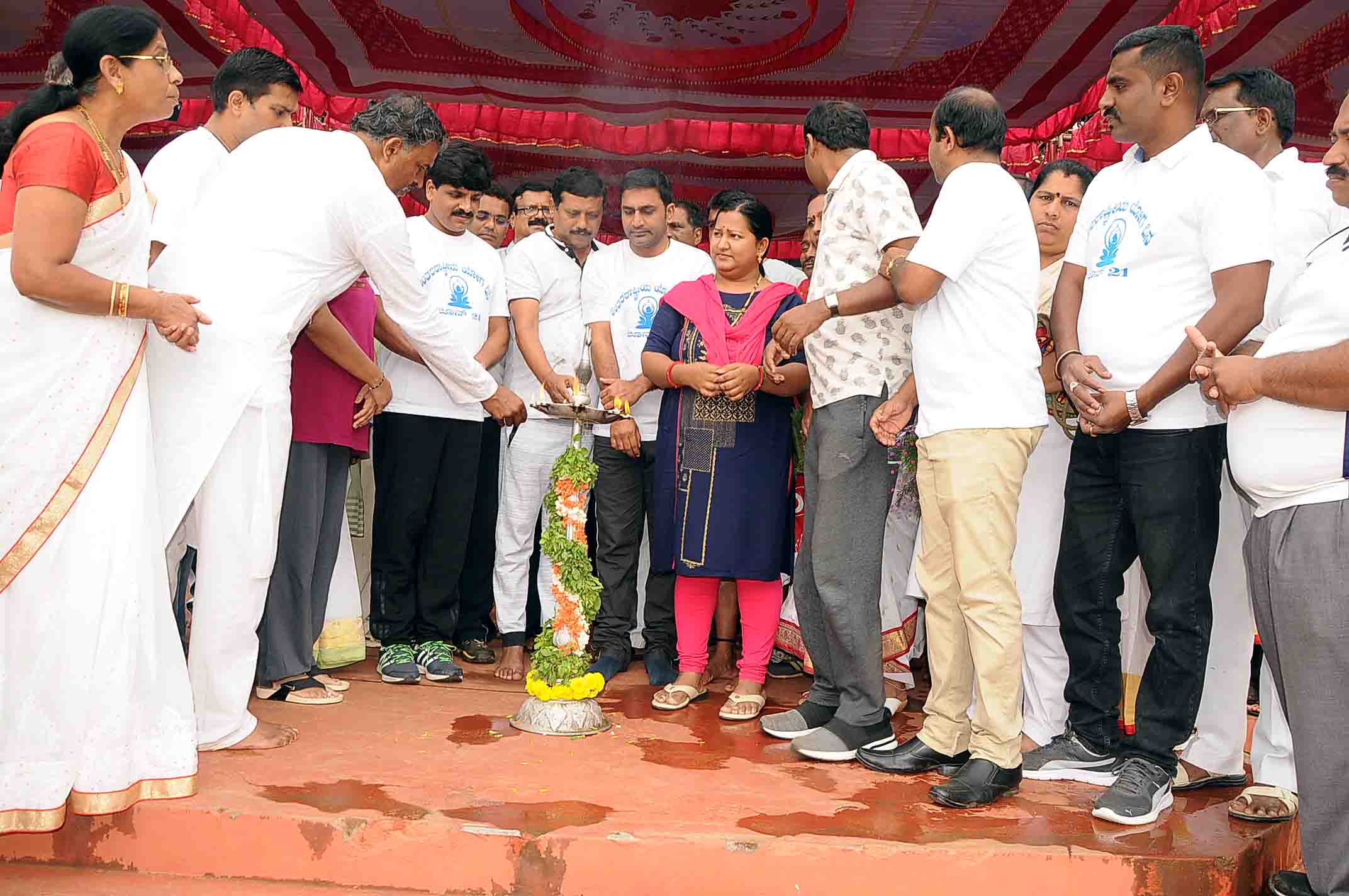 ಹಾಸನ: ಜಿಲ್ಲಾ ಕ್ರೀಡಾಂಗಣದಲ್ಲಿ ವಿಶ್ವ ಯೋಗ ದಿನ ಆಚರಣೆ