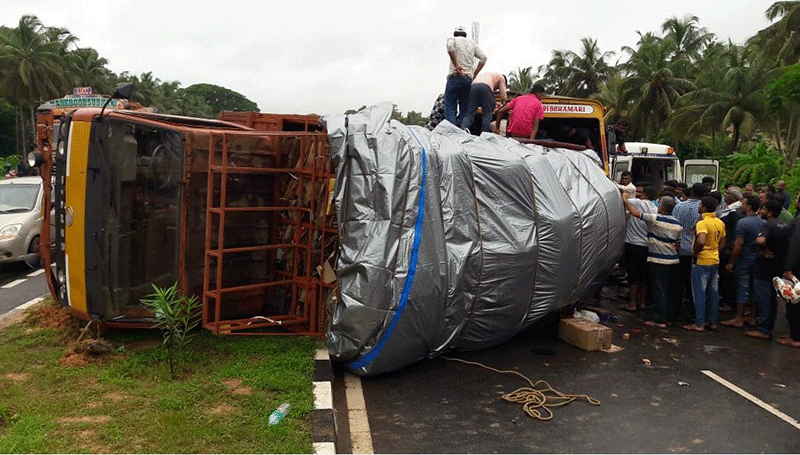 ಕಾಪು: ಈಚರ್‌ಗೆ ಟ್ಯಾಂಕರ್ ಢಿಕ್ಕಿ; ಮೂವರಿಗೆ ಗಾಯ