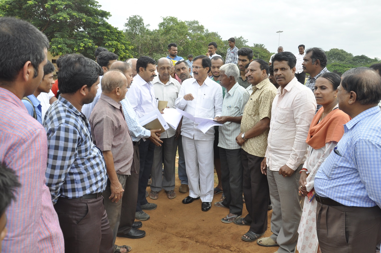 ತುಮಕೂರು: ಖೋ-ಖೋ ಅಂಕಣದಲ್ಲಿ ಗಾಂಧಿ ಭವನ ನಿರ್ಮಾಣಕ್ಕೆ ಸಿದ್ಧತೆ; ಕಾಮಗಾರಿ ನಿಲ್ಲಿಸಲು ಸಂಸದರ ಸೂಚನೆ