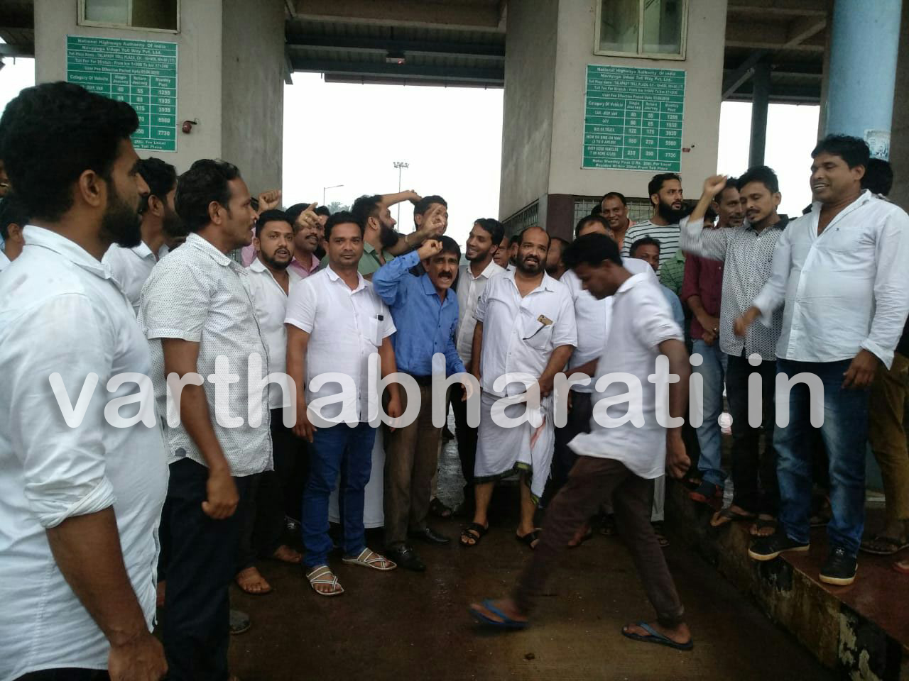 ​ತಲಪಾಡಿ ಟೋಲ್‌ಗೇಟ್ ವಿರುದ್ಧ ಸ್ಥಳೀಯರ ಪ್ರತಿಭಟನೆ