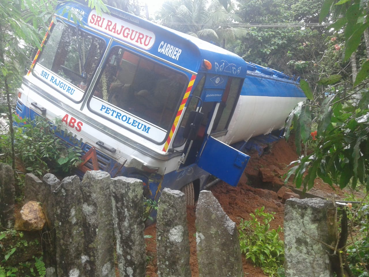 ಹಾಲಾಡಿ: ಪೆಟ್ರೋಲ್ ಟ್ಯಾಂಕರ್ ಪಲ್ಟಿ