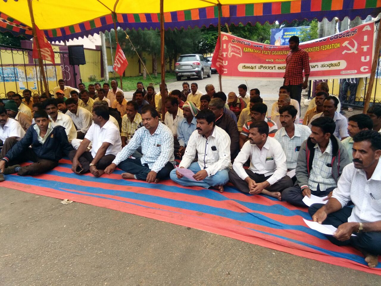 ಚಿಕ್ಕಮಗಳೂರು: ಗ್ರಾಪಂ ನೌಕರರ ಫೆಡರೇಶನ್, ಎಐಟಿಯುಸಿ ವತಿಯಿಂದ ಧರಣಿ