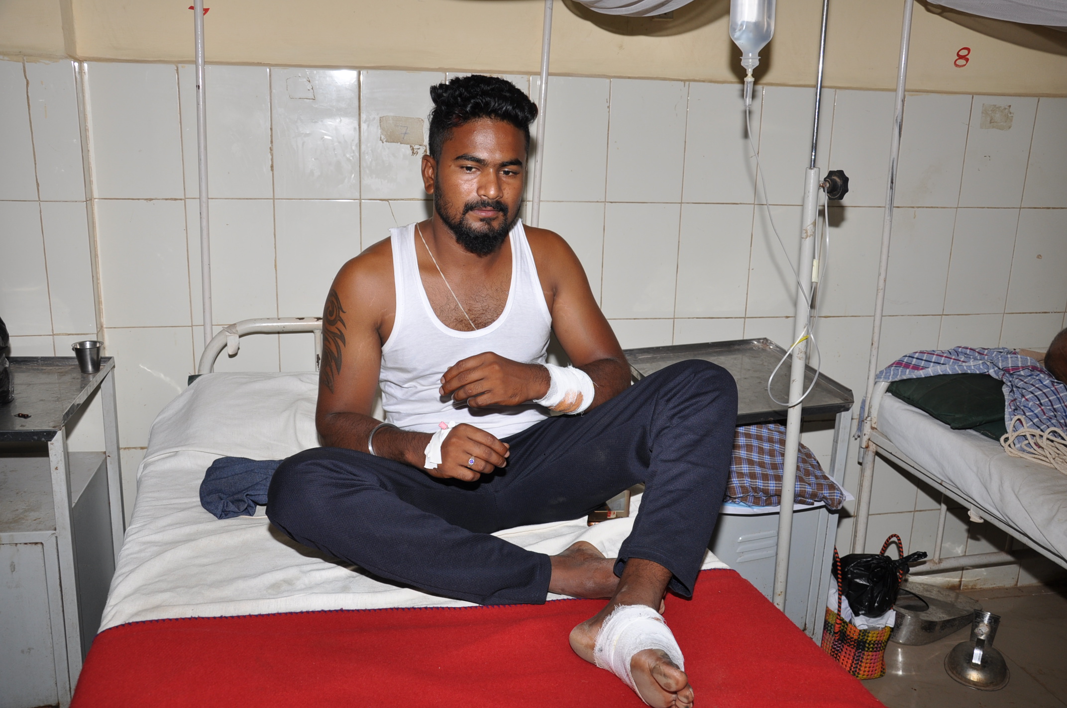 ಕೊಳ್ಳೇಗಾಲ: ಯುವಕನಿಗೆ ಮಚ್ಚಿನಿಂದ ಹಲ್ಲೆ