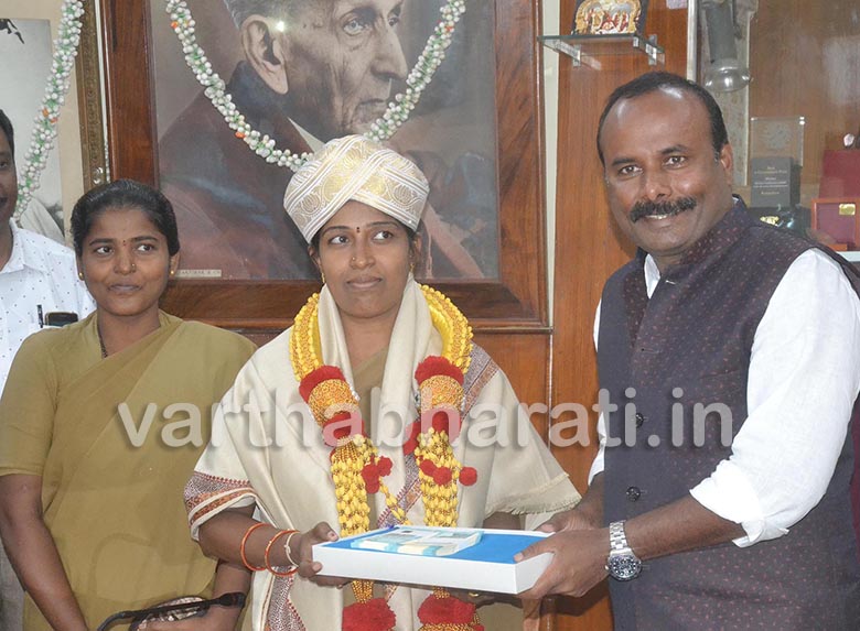 ಬೆಂಗಳೂರು: ಮಾನವೀಯತೆ ಮೆರೆದ ಪೇದೆಗೆ ಸನ್ಮಾನ