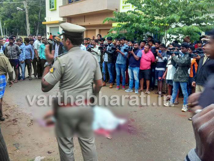ಹಾಸನ: ಹಾಡಹಗಲೇ ನಡುರಸ್ತೆಯಲ್ಲಿ ಯುವಕನ ಕೊಚ್ಚಿ ಕೊಲೆ