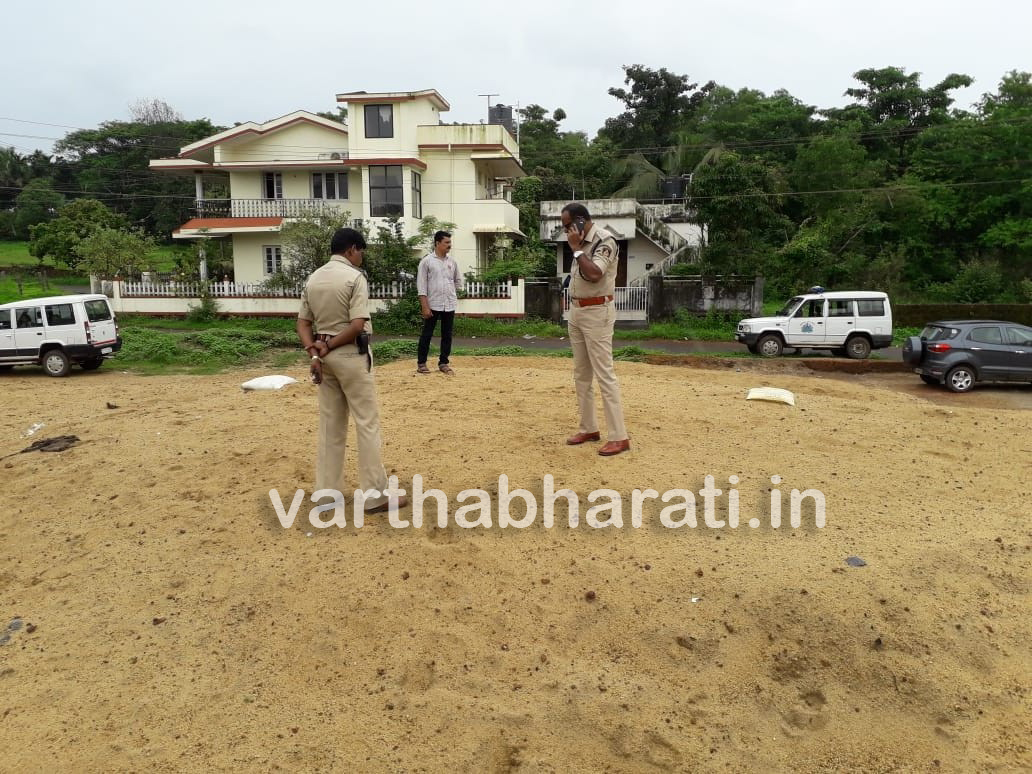 ಮಂಗಳೂರು: ಅಕ್ರಮ ಮರಳು ದಾಸ್ತಾನು ಅಡ್ಡೆಗೆ ದಾಳಿ; 80 ಲೋಡ್‌ ಮರಳು ವಶ