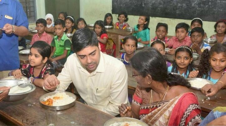 ಆಹಾರದ ಗುಣಮಟ್ಟ ಪರಿಶೀಲಿಸಲು ಶಾಲೆಯಲ್ಲಿ ಮಕ್ಕಳ ಜೊತೆ ಮಧ್ಯಾಹ್ನದ ಊಟ ಮಾಡಿದ ಜಿಲ್ಲಾಧಿಕಾರಿ