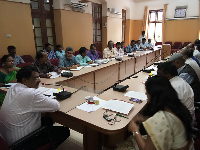 ನಗರ ಹೊರವಲಯದಲ್ಲಿ ಗ್ಯಾರೇಜ್ ತೆರೆಯಲು ಭೂಮಿ ಗುರುತಿಸಿ: ಅಧಿಕಾರಿಗಳಿಗೆ ಚಿಕ್ಕಮಗಳೂರು ಡಿಸಿ ಸೂಚನೆ