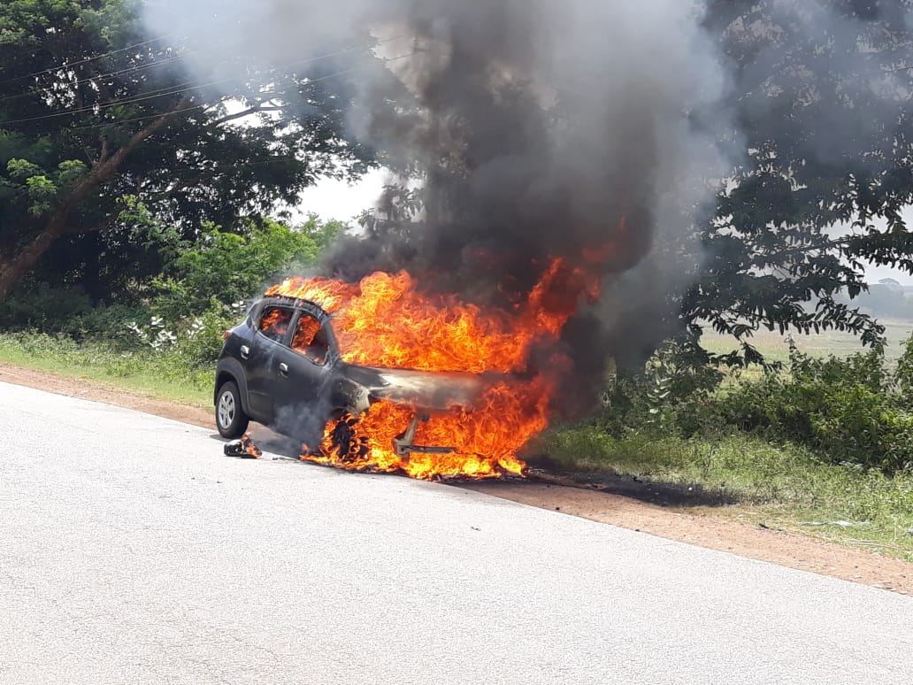 ದಾವಣಗೆರೆ: ತಾಂತ್ರಿಕ ದೋಷದಿಂದ ಹೊತ್ತಿ ಉರಿದ ಕಾರು
