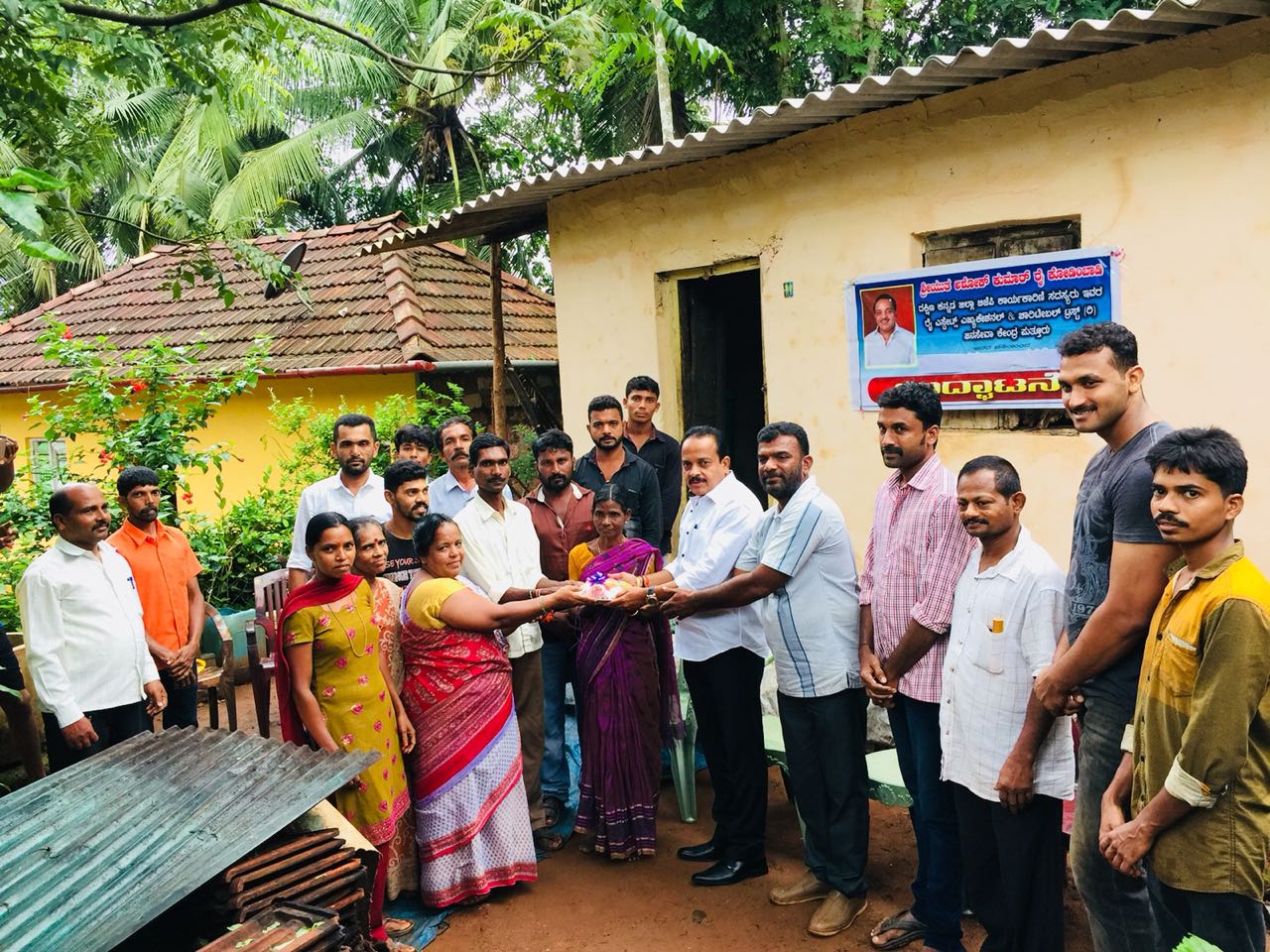 ಮಳೆಯಿಂದ ಮನೆ ಕುಸಿತ: ಉದ್ಯಮಿಯಿಂದ ಧನ ಸಹಾಯ