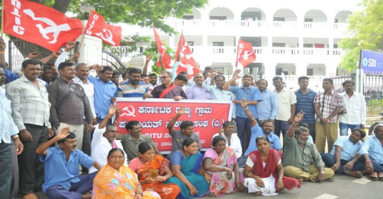 ಮೈಸೂರು: ಗ್ರಾ.ಪಂ ನೌಕರರಿಗೆ ಇಎಫ್‍ಎಂಎಸ್ ಮೂಲಕ ವೇತನ ಕೊಡಲು ಒತ್ತಾಯಿಸಿ ಧರಣಿ