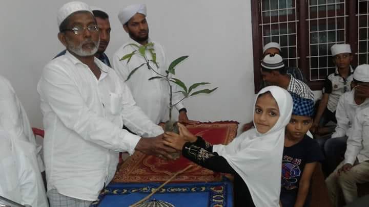 ಸಸಿ ವಿತರಿಸುವ ಮೂಲಕ ಮದ್ರಸ ಪ್ರಾರಂಭೋತ್ಸವ