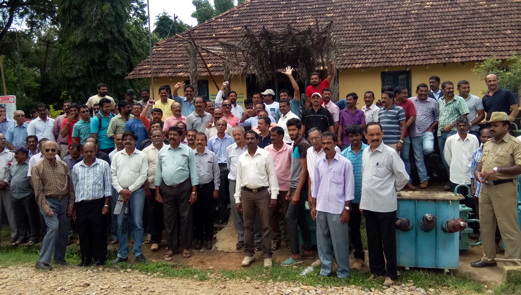 ಸಹಾಯಕ ಇಂಜಿನಿಯರ್ ಅಮಾನತಿಗೆ ಆಗ್ರಹ: ಚೆಸ್ಕಾಂ ಕಚೇರಿಗೆ ಮುತ್ತಿಗೆ ಹಾಕಿದ ದ.ಕೊಡಗು ಗ್ರಾಮಸ್ಥರು