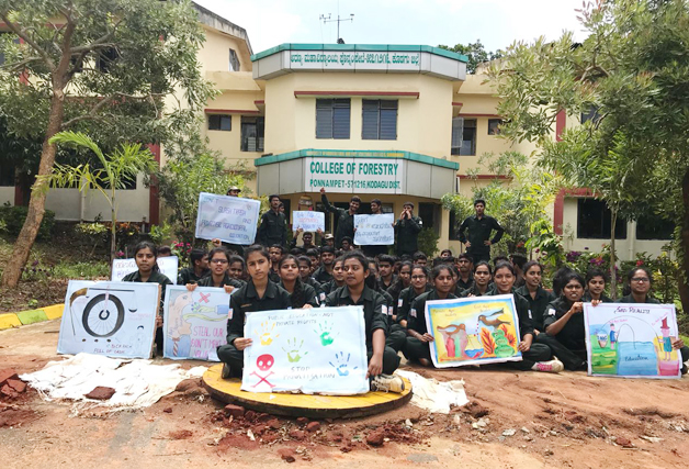 ಕೃಷಿ ಶಿಕ್ಷಣ ಖಾಸಗೀಕರಣಕ್ಕೆ ವಿರೋಧ: ಪೊನ್ನಂಪೇಟೆ ಅರಣ್ಯ ಕಾಲೇಜು ವಿದ್ಯಾರ್ಥಿಗಳಿಂದ ಧರಣಿ
