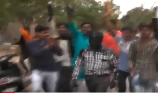 ತರಗತಿಯಿಂದ ಹೊರಗೆಳೆದು ಪ್ರಾಧ್ಯಾಪಕರ ಮುಖಕ್ಕೆ ಮಸಿ ಬಳಿದ ಎಬಿವಿಪಿ ಕಾರ್ಯಕರ್ತರು