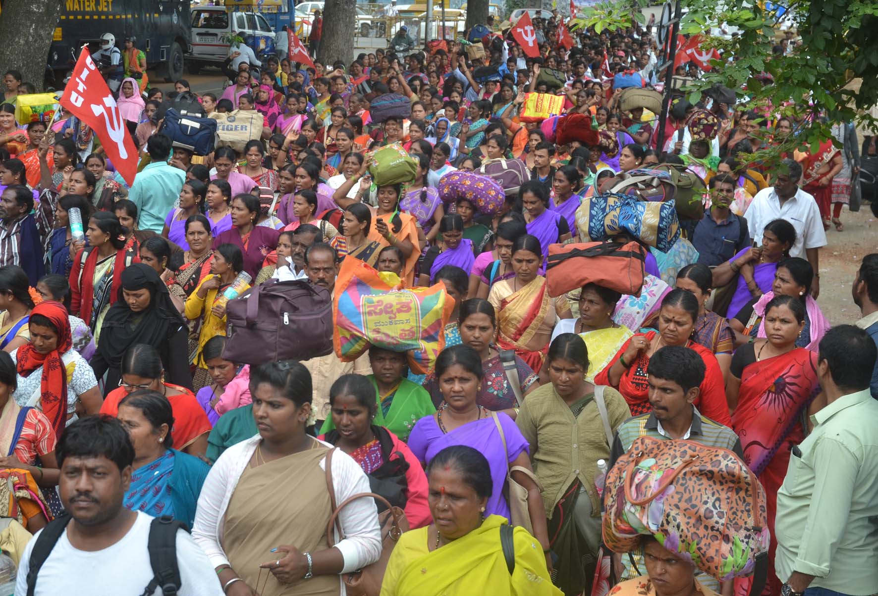 ಬೆಂಗಳೂರು: ಹಾಸ್ಟೆಲ್ ಹೊರಗುತ್ತಿಗೆ ನೌಕರರ ಅನಿರ್ದಿಷ್ಟಾವಧಿ ಧರಣಿ