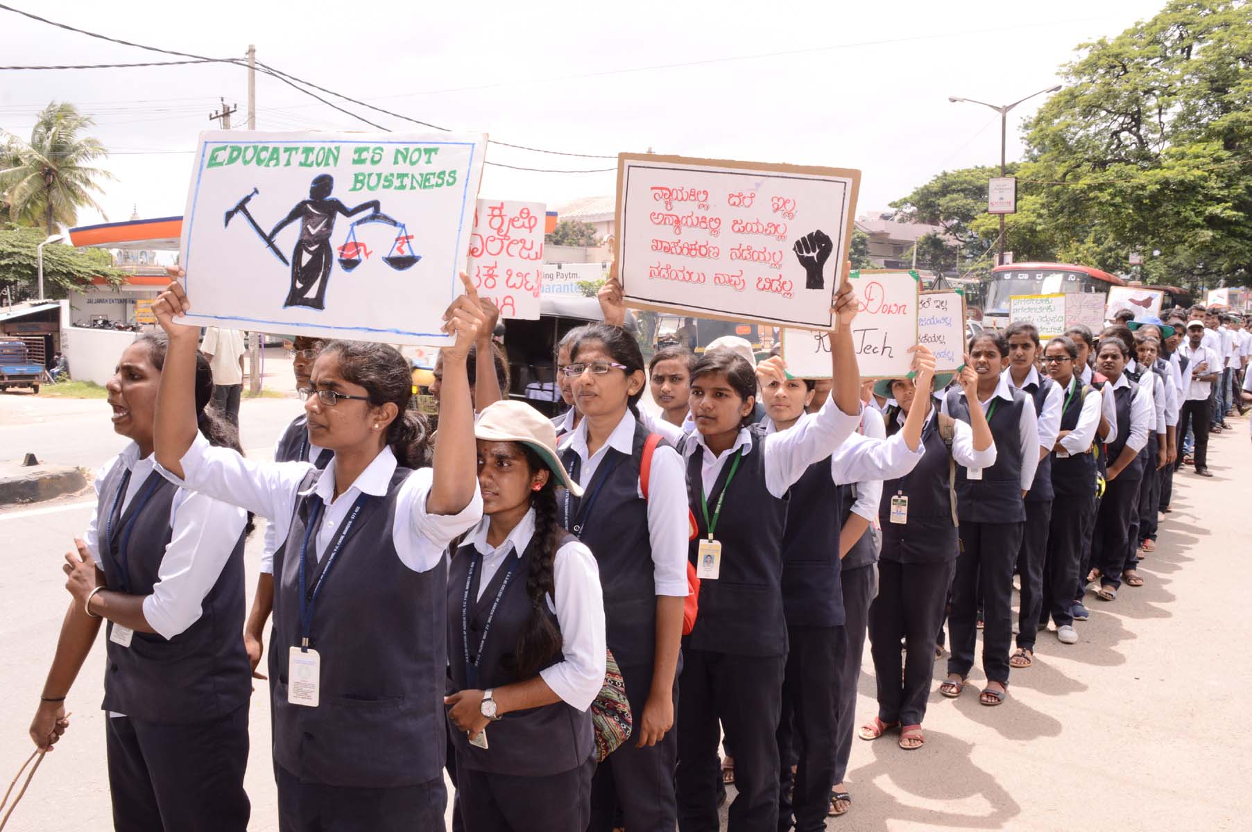 ಮಂಡ್ಯ: ಖಾಸಗಿ ಕೃಷಿ ಕಾಲೇಜು ಅನುಮತಿ ರದ್ದತಿಗೆ ಒತ್ತಾಯಿಸಿ ಧರಣಿ