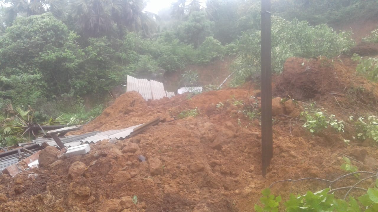 ಕೊಡ್ಮಾಣ್ ಗುಡ್ಡ ಜರಿದು: ಮೂರು ಶೆಡ್‌ಗಳು ನೆಲಸಮ