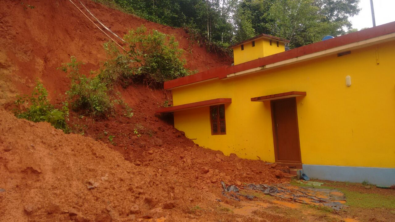 ಕೊಳ್ನಾಡು: ಗುಡ್ಡ ಕುಸಿದು ಮನೆಗೆ ಹಾನಿ; ನಾಲ್ವರು ಪಾರು
