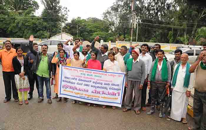 ಹಾಸನ: ಕಲಾವಿದೆಯರ ಮೇಲಿನ ಅತ್ಯಾಚಾರ ಖಂಡಿಸಿ ಪ್ರತಿಭಟನೆ