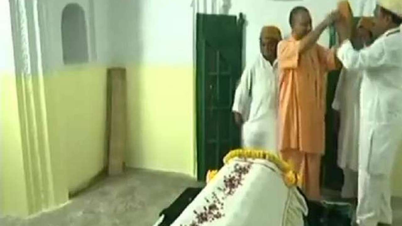 ಸಂತ ಕಬೀರ ಸಮಾಧಿ ಸ್ಥಳದಲ್ಲಿ ಟೋಪಿ ಧರಿಸಲು ನಿರಾಕರಿಸಿದ ಆದಿತ್ಯನಾಥ್