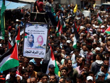 ಗಾಝಾ: ರಝಾನ್ ನಜ್ಜರ್ ಹತ್ಯೆ ವಿರೋಧಿಸಿ ಫೆಲೆಸ್ತೀನೀಯರಿಂದ ಪ್ರತಿಭಟನೆ