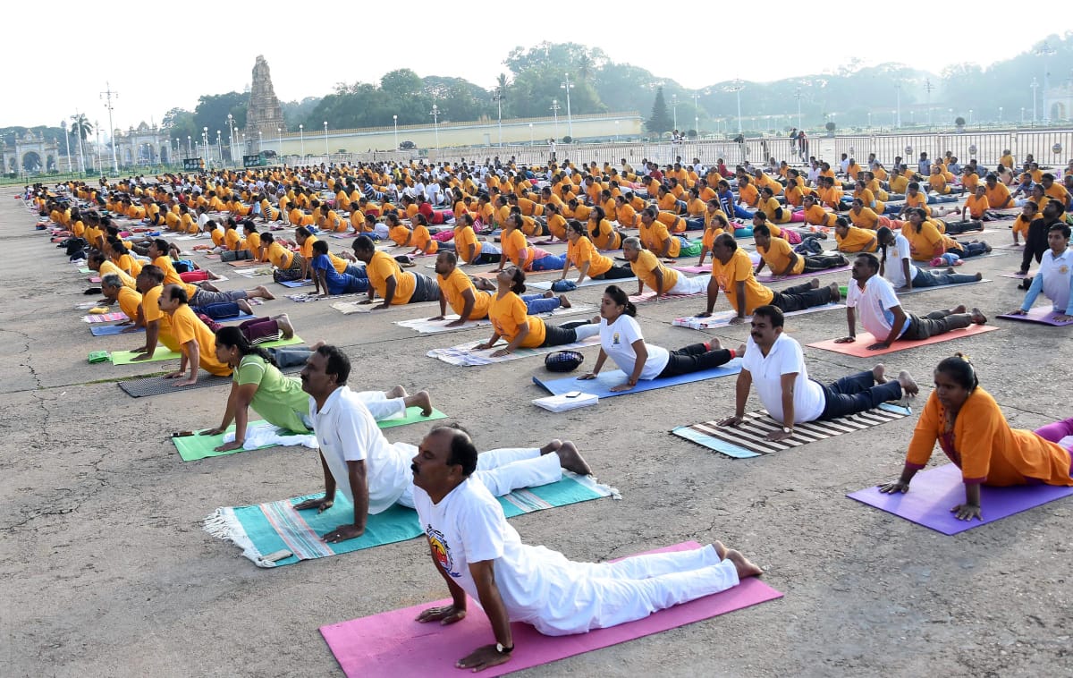 ಮೈಸೂರು: ವಿಶ್ವ ಯೋಗ ದಿನದ ಅಂಗವಾಗಿ ಅರಮನೆ ಆವರಣದಲ್ಲಿ ಯೋಗಭ್ಯಾಸ