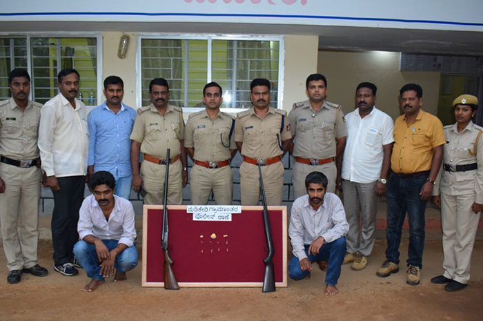 ಮಡಿಕೇರಿ: ಇಬ್ಬರು ಚೋರರ ಬಂಧನ; 2 ಬಂದೂಕು, ಚಿನ್ನಾಭರಣ ವಶ