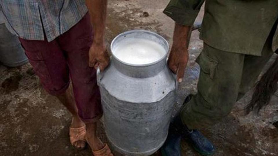 ಹಾಲಿನ ಮಾದರಿ ಸಂಗ್ರಹಕ್ಕೆ ಆಗಮಿಸಿದ್ದ ಆರೋಗ್ಯಾಧಿಕಾರಿಗಳ ಮೇಲೆ ಹಲ್ಲೆ