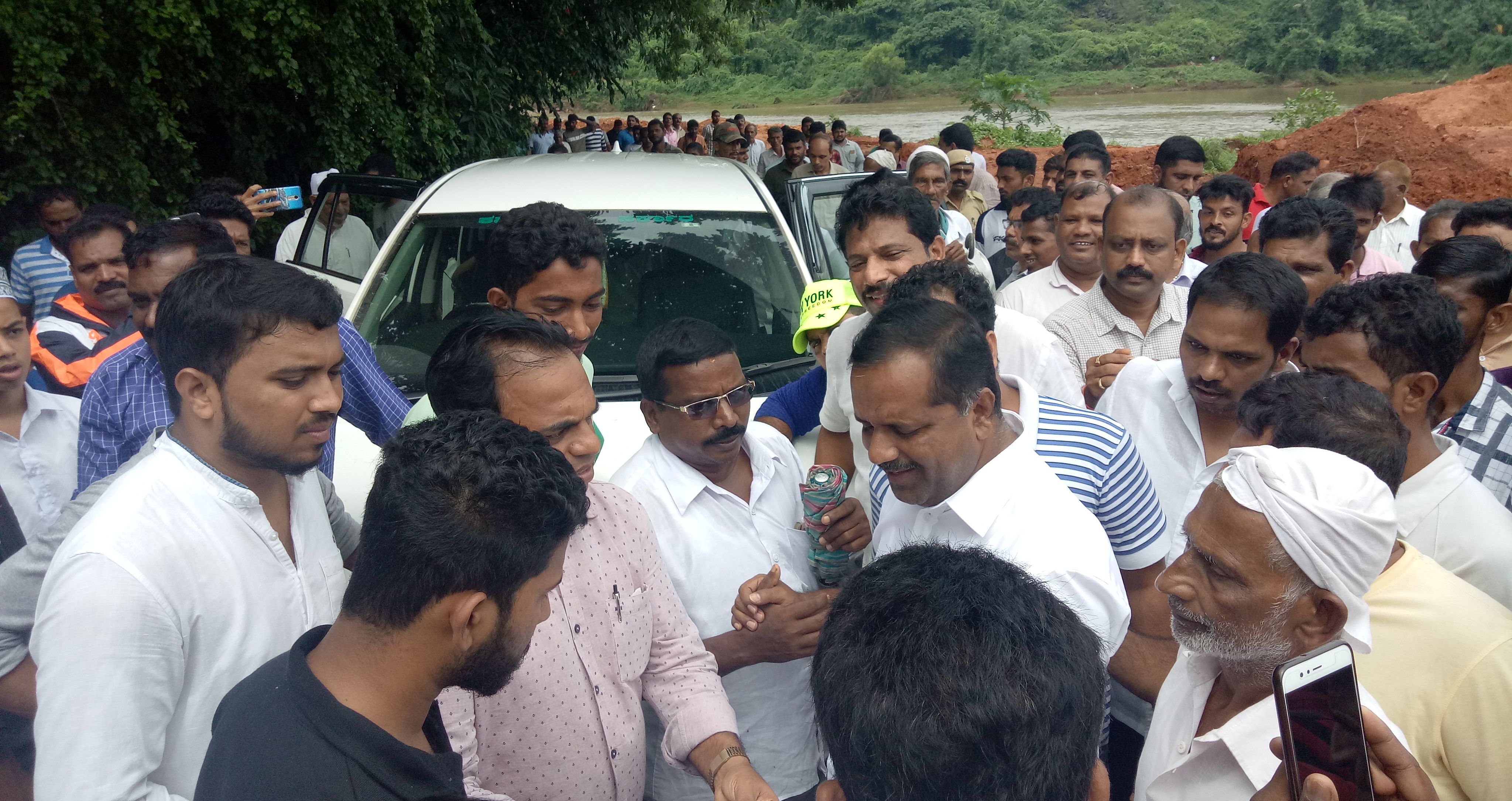 ಸಚಿವ ಯು.ಟಿ.ಖಾದರ್, ಜಿಲ್ಲಾಧಿಕಾರಿ ಭೇಟಿ-ಪರಿಹಾರ ನೀಡುವ ಭರವಸೆ