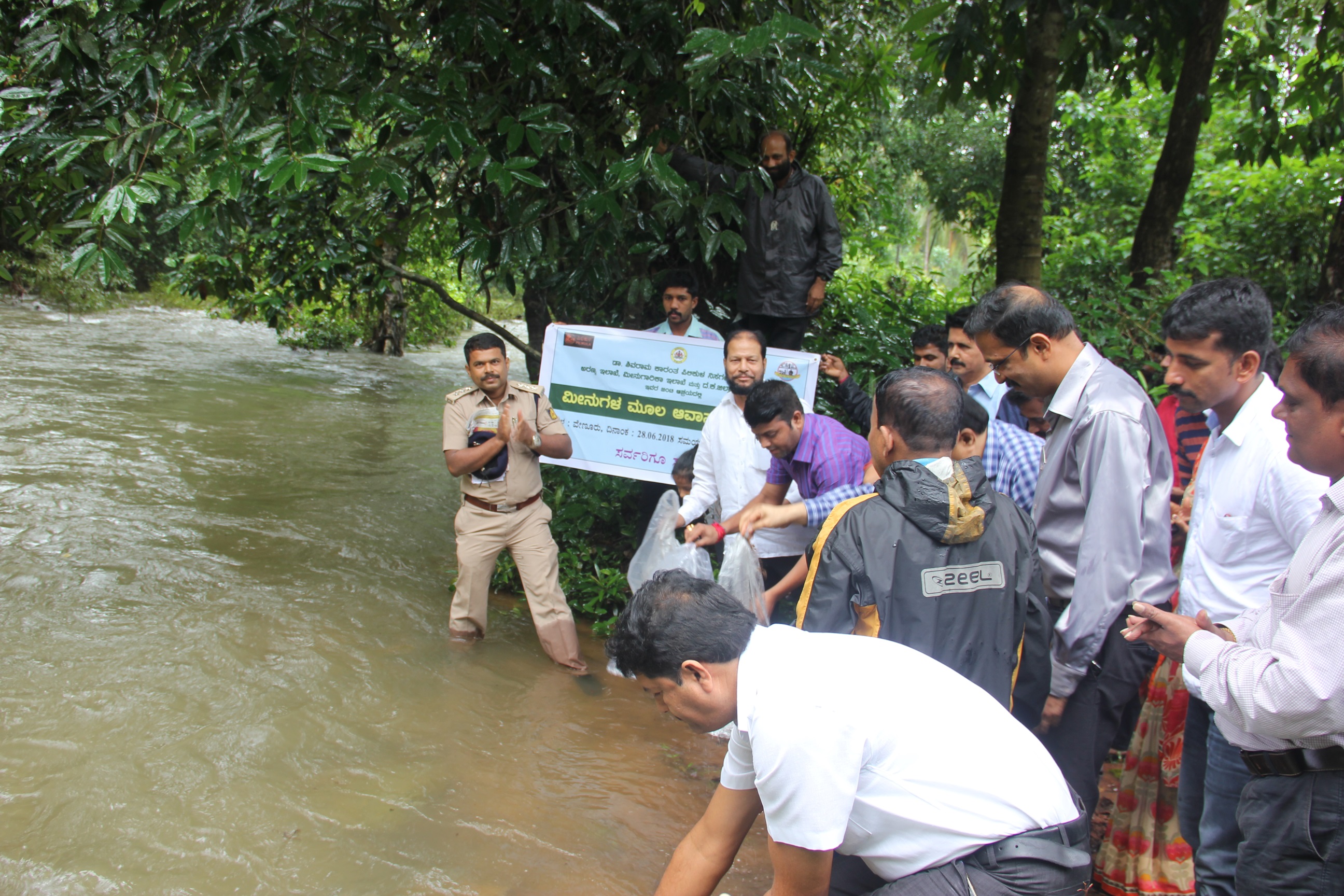ಅಳಿವಿನ ಅಂಚಿನಲ್ಲಿರುವ ಸಿಹಿ ನೀರಿನ ಮೀನು ಮರಿಗಳ ಮೂಲ ಆವಾಸಕ್ಕೆ ಬಿಡುಗಡೆ