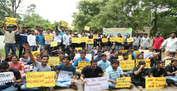 ಮೈಸೂರು: ತೋಟಗಾರಿಕೆ ಕಾಲೇಜು ವಿದ್ಯಾರ್ಥಿಗಳಿಂದ ಪ್ರತಿಭಟನೆ