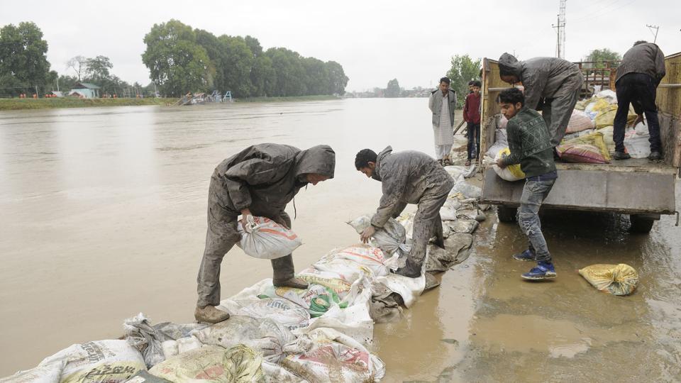 ಕಾಶ್ಮೀರ: ಅಪಾಯಮಟ್ಟ ಮೀರಿದ ಝೇಲಂ ನದಿ