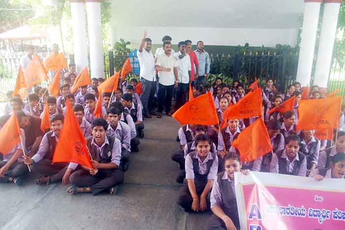 ಎಲ್ಲ ವರ್ಗದ ವಿದ್ಯಾರ್ಥಿಗಳಿಗೂ ಉಚಿತ ಬಸ್ ಪಾಸ್ ನೀಡಲು ಆಗ್ರಹಿಸಿ ಎಬಿವಿಪಿಯಿಂದ ಪ್ರತಿಭಟನೆ