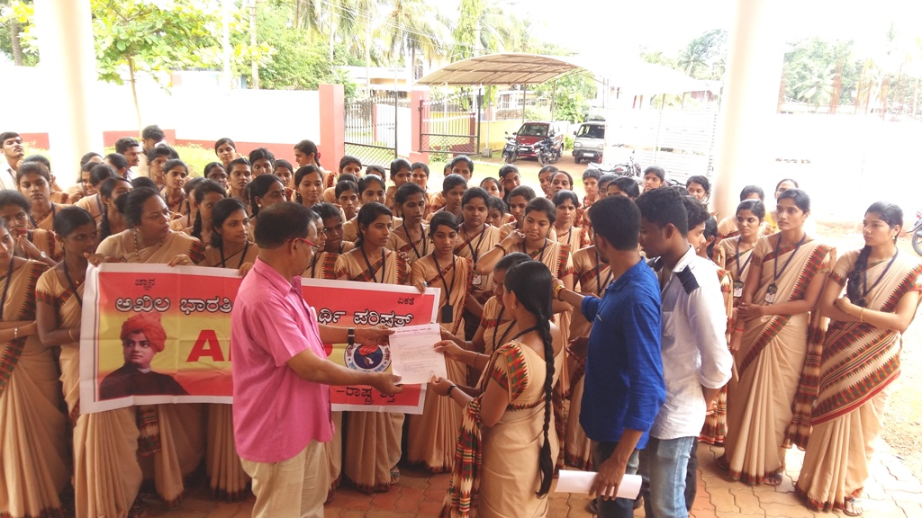 ಭಟ್ಕಳ: ಉಚಿತ ಪಾಸ್ ನೀಡುವಂತೆ ಎಬಿವಿಪಿ ಆಗ್ರಹ