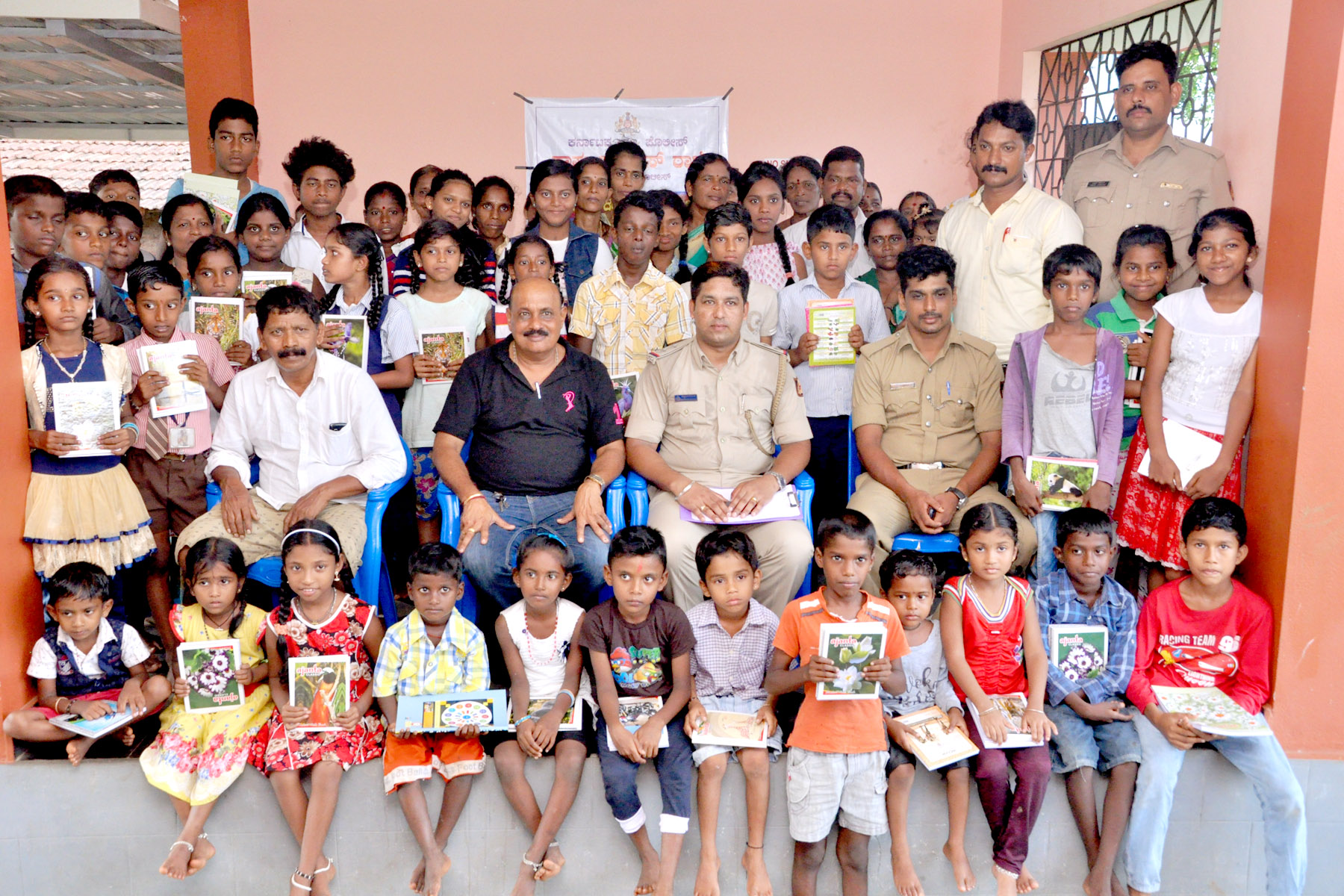 ಕಾಪು : ದಲಿತ ವಿದ್ಯಾರ್ಥಿಗಳಿಗೆ ಶೈಕ್ಷಣಿಕ ಪರಿಕರಗಳನ್ನು ವಿತರಿಸಿದ ಪೊಲೀಸರು