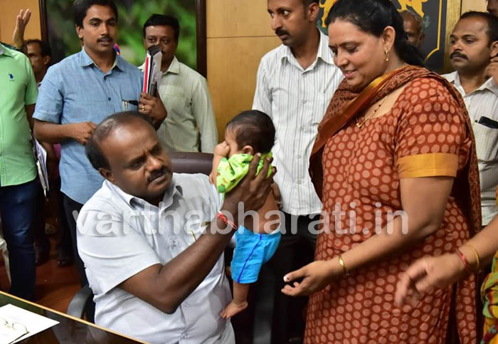 ಬಲಗೈ ಇಲ್ಲದ ಮಹಿಳೆಗೆ ನೆರವಾದ ಮುಖ್ಯಮಂತ್ರಿ ಕುಮಾರಸ್ವಾಮಿ