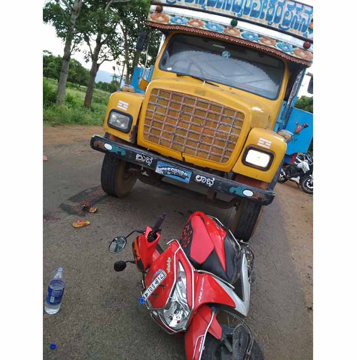 ಹನೂರು: ಬೈಕ್‍ಗೆ ಲಾರಿ ಢಿಕ್ಕಿ; ಇಬ್ಬರಿಗೆ ಗಾಯ