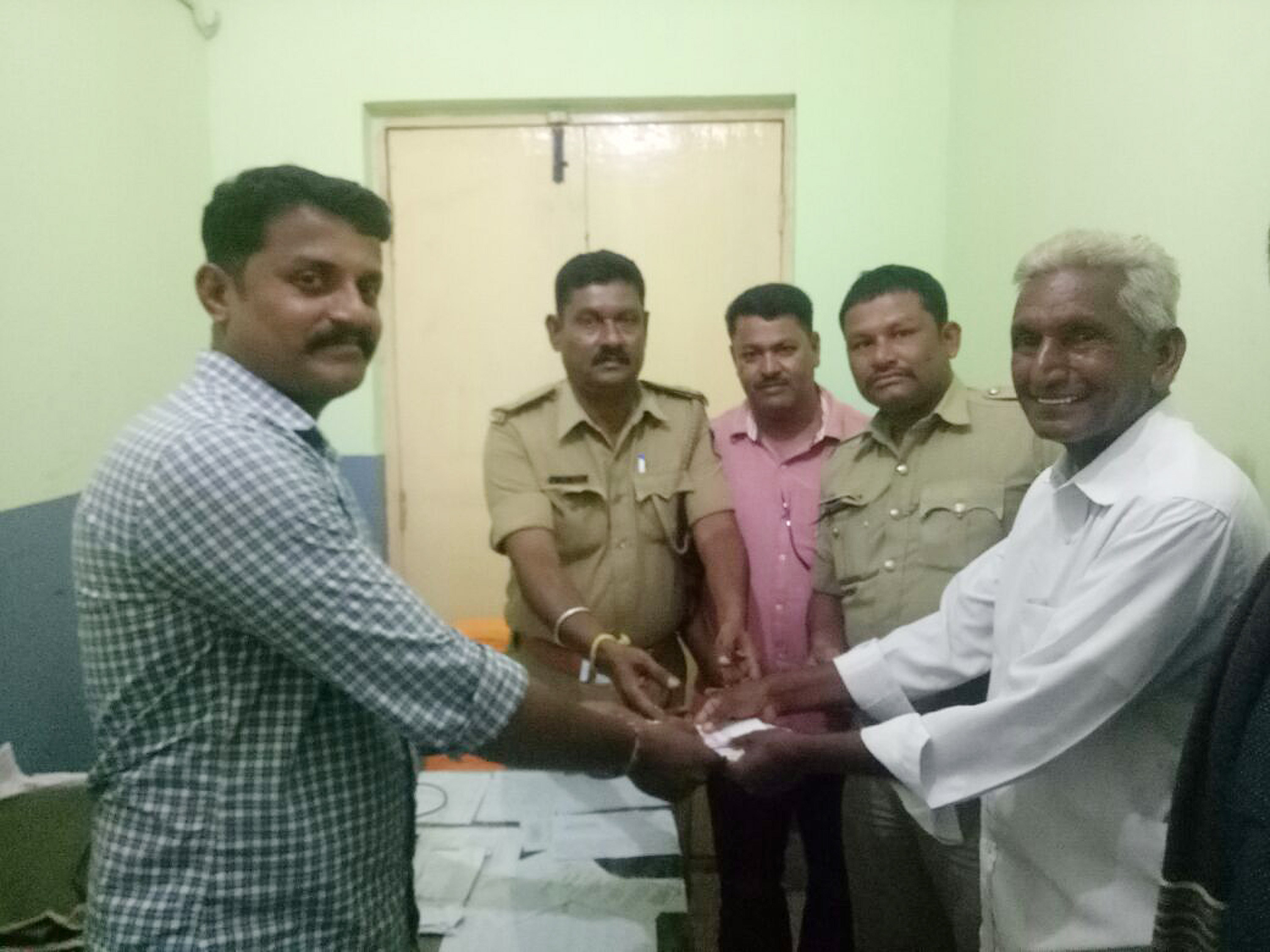 ಗುಂಡ್ಲುಪೇಟೆ: ಬಿದ್ದು ಸಿಕ್ಕ ನಗದು, ಬ್ಯಾಂಕ್ ದಾಖಲೆಗಳನ್ನು ಮರಳಿಸಿದ ಯುವಕ