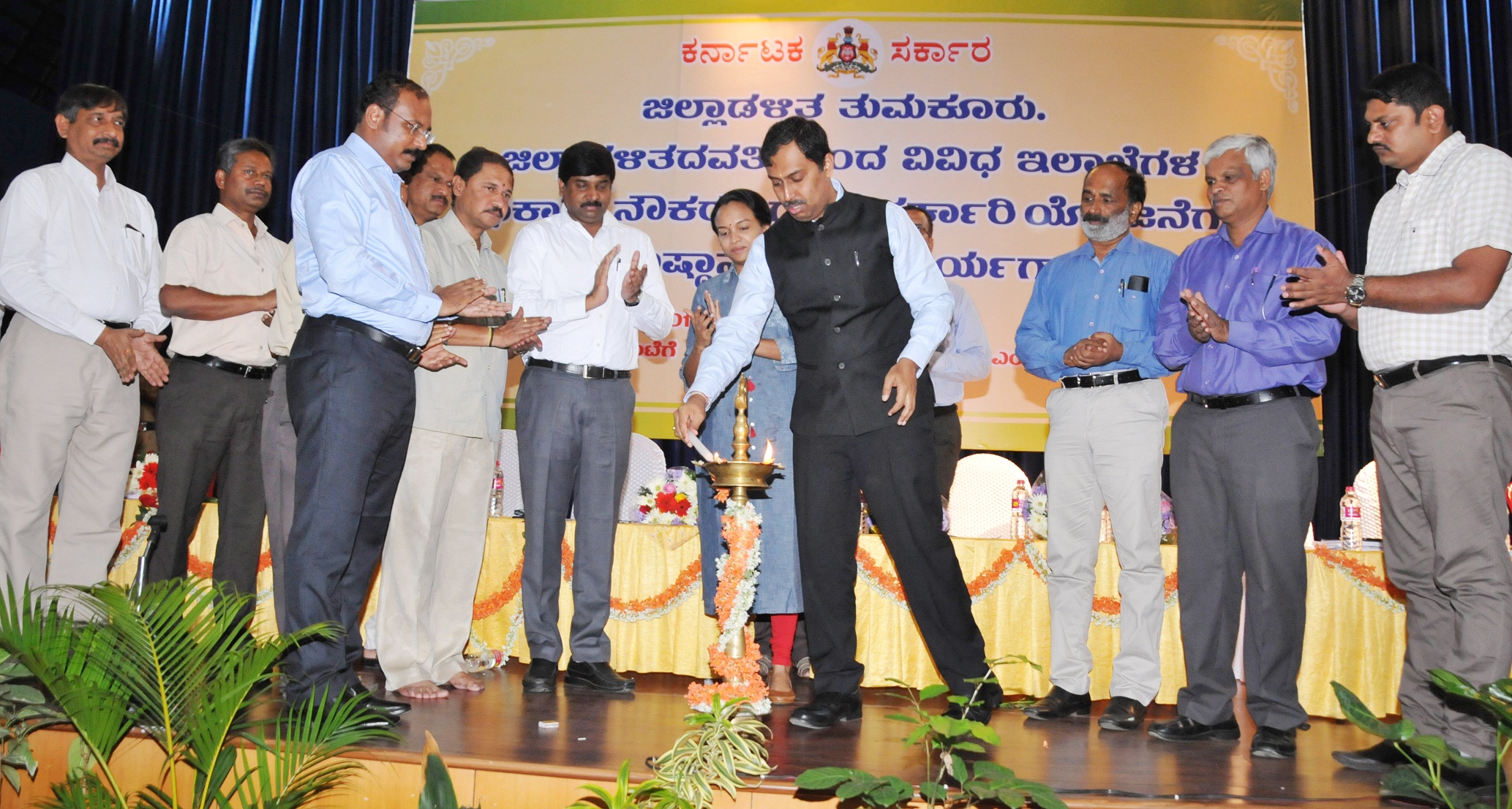 ಸರಕಾರಿ ನೌಕರರು ಪಾರದರ್ಶಕವಾಗಿ ಕಾರ್ಯನಿರ್ವಹಿಸಬೇಕು: ತುಮಕೂರು ಜಿಲ್ಲಾಧಿಕಾರಿ ಡಾ.ವಿಶಾಲ್