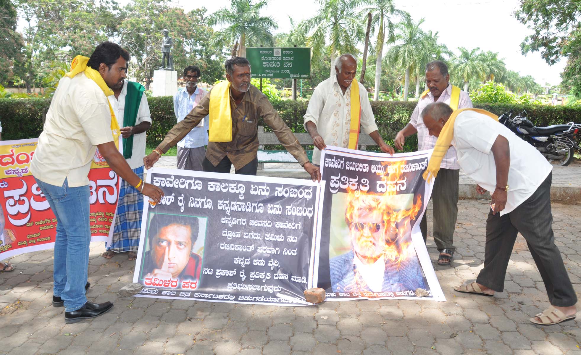 ಮಂಡ್ಯ: ಕಾಲ ಚಿತ್ರ ಬಿಡುಗಡೆ ವಿರುದ್ಧ ಪ್ರತಿಭಟನೆ