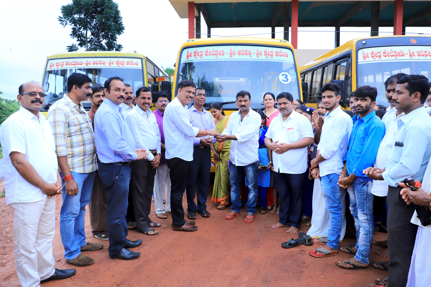 ದುರ್ಗಾ ಫ್ರೆಂಡ್ಸ್ ಕ್ಲಬ್: ದಡ್ಡಲಕಾಡು ಶಾಲೆಗೆ ಉಚಿತ ಬಸ್ ಹಸ್ತಾಂತರ