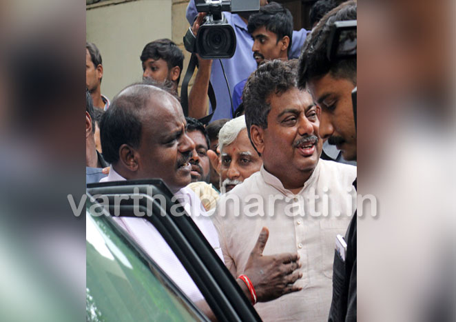 ಕಾಂಗ್ರೆಸ್ ನಾಯಕರೇ ಪಕ್ಷದ ಸಮಸ್ಯೆ ಬಗೆಹರಿಸಬೇಕು: ಎಚ್.ಡಿ.ಕುಮಾರಸ್ವಾಮಿ