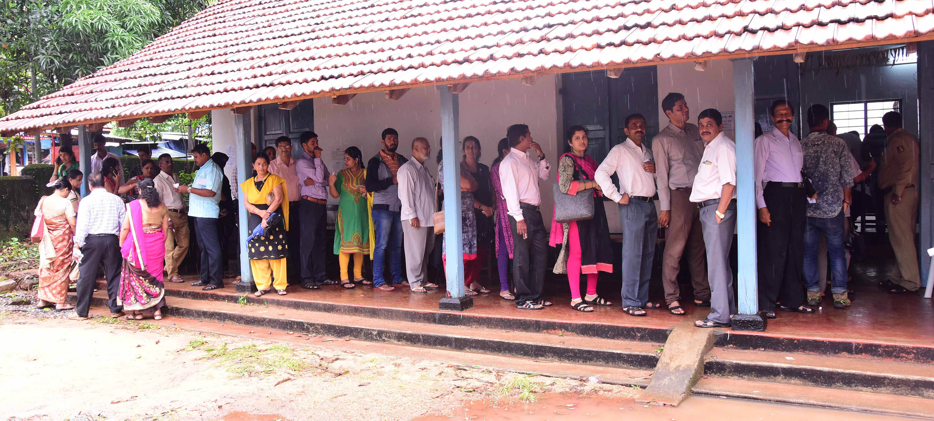 ಮಳೆಯ ನಡುವೆ ಉಡುಪಿ ಜಿಲ್ಲೆಯಲ್ಲಿ ಶಾಂತಿಯುತ ಮತದಾನ