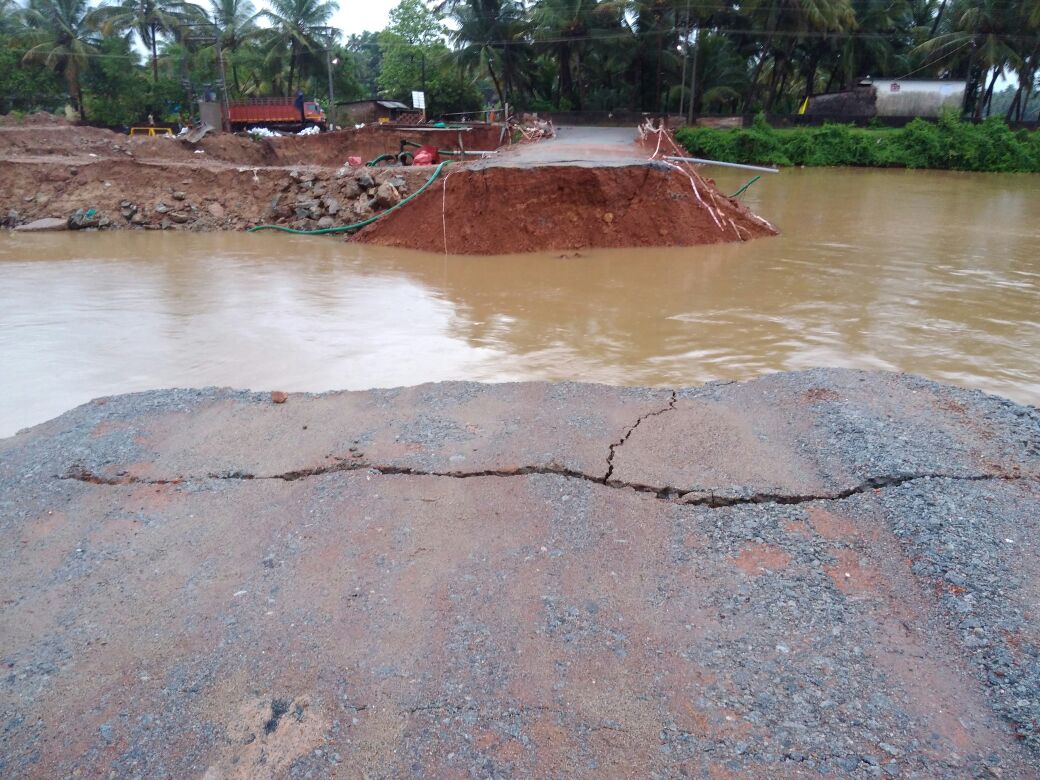 ಭಟ್ಕಳ: ಧಾರಕಾರ ಮಳೆಗೆ ಕೊಚ್ಚಿಹೋದ ಪಳ್ಳಿಹಕ್ಕಲ್ ಸೇತುವೆ