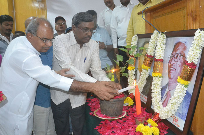 ಎನ್.ಮಹೇಶ್ ಉಳಿದೆಲ್ಲ ಸಚಿವರಿಗಿಂತ ಸೂಕ್ಷ್ಮವಾಗಿ ಕೆಲಸ ಮಾಡಬಲ್ಲರು: ಡಾ.ಎಲ್.ಹನುಮಂತಯ್ಯ