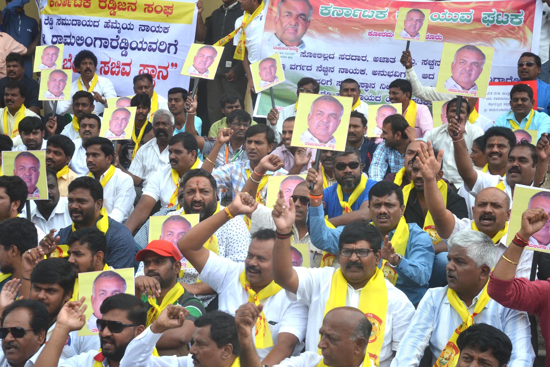 ಬೆಂಗಳೂರು: ಸಚಿವ ಸ್ಥಾನ ನೀಡಲು ಆಗ್ರಹಿಸಿ ನಗರದ ವಿವಿಧೆಡೆ ಪ್ರತಿಭಟನೆ