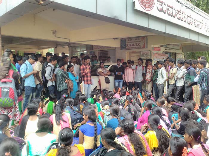 ತುಮಕೂರು: ಎಲ್ಲಾ ವರ್ಗದ ಮಕ್ಕಳಿಗೆ ಉಚಿತ ಬಸ್ ಪಾಸ್ ವಿತರಣೆಗೆ ಒತ್ತಾಯ