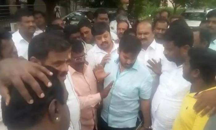 ಮೈಸೂರು: ಸಚಿವ ಜಿ.ಟಿ.ದೇವೇಗೌಡರ ಖಾತೆ ಬದಲಾಯಿಸಲು ಒತ್ತಾಯಿಸಿ ಧರಣಿ